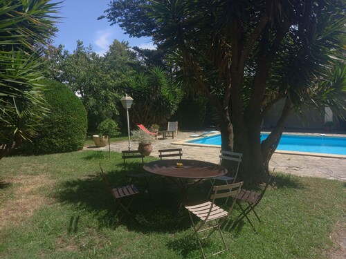 Character villa, village center, large garden, pool, 5mm from beaches, streetcar.