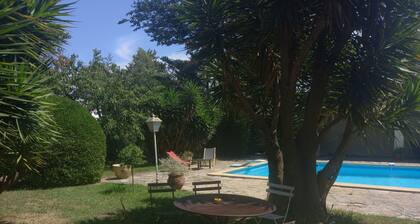 Character villa, village center, large garden, pool, 5mm from beaches, streetcar.