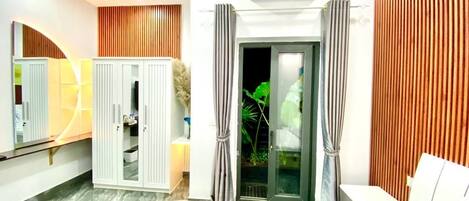 6 bedrooms, WiFi, bed sheets