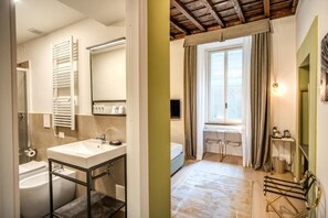 迷你吧、房內夾萬、隔音、免費 Wi-Fi