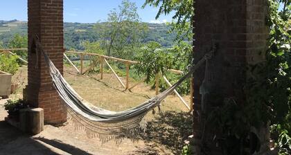 Appartement rustique de charme avec des vues imprenables sur les Langhe