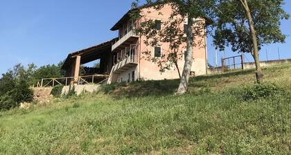 Appartement rustique de charme avec des vues imprenables sur les Langhe