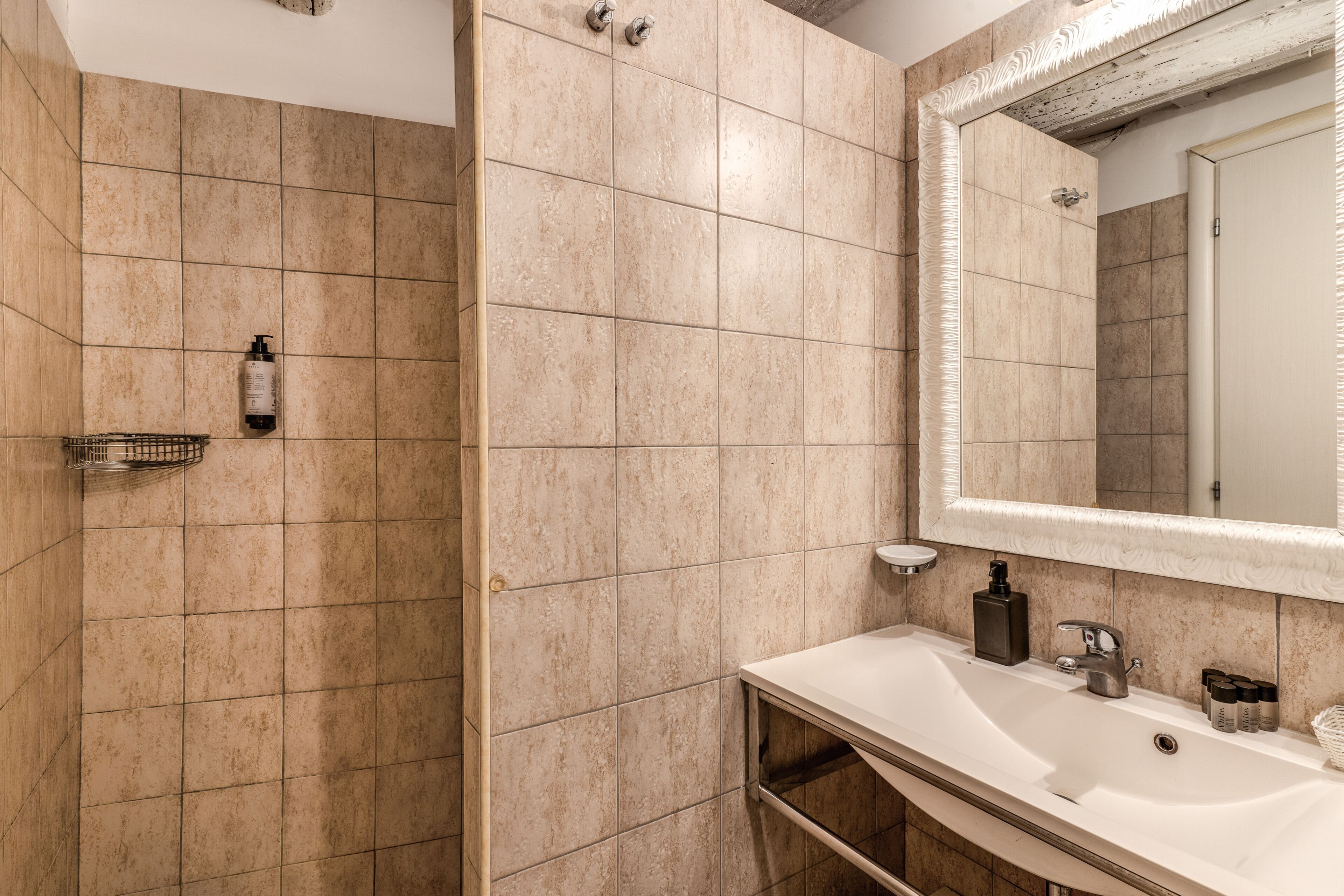 Photo - Magenta Deluxe Cancello