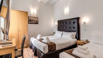 Habitación triple Deluxe | Escritorio, wifi gratis, ropa de cama