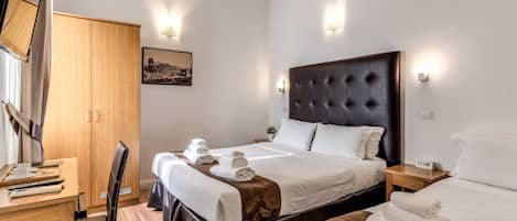 Tripla Deluxe | Una scrivania, Wi-Fi gratuito, lenzuola