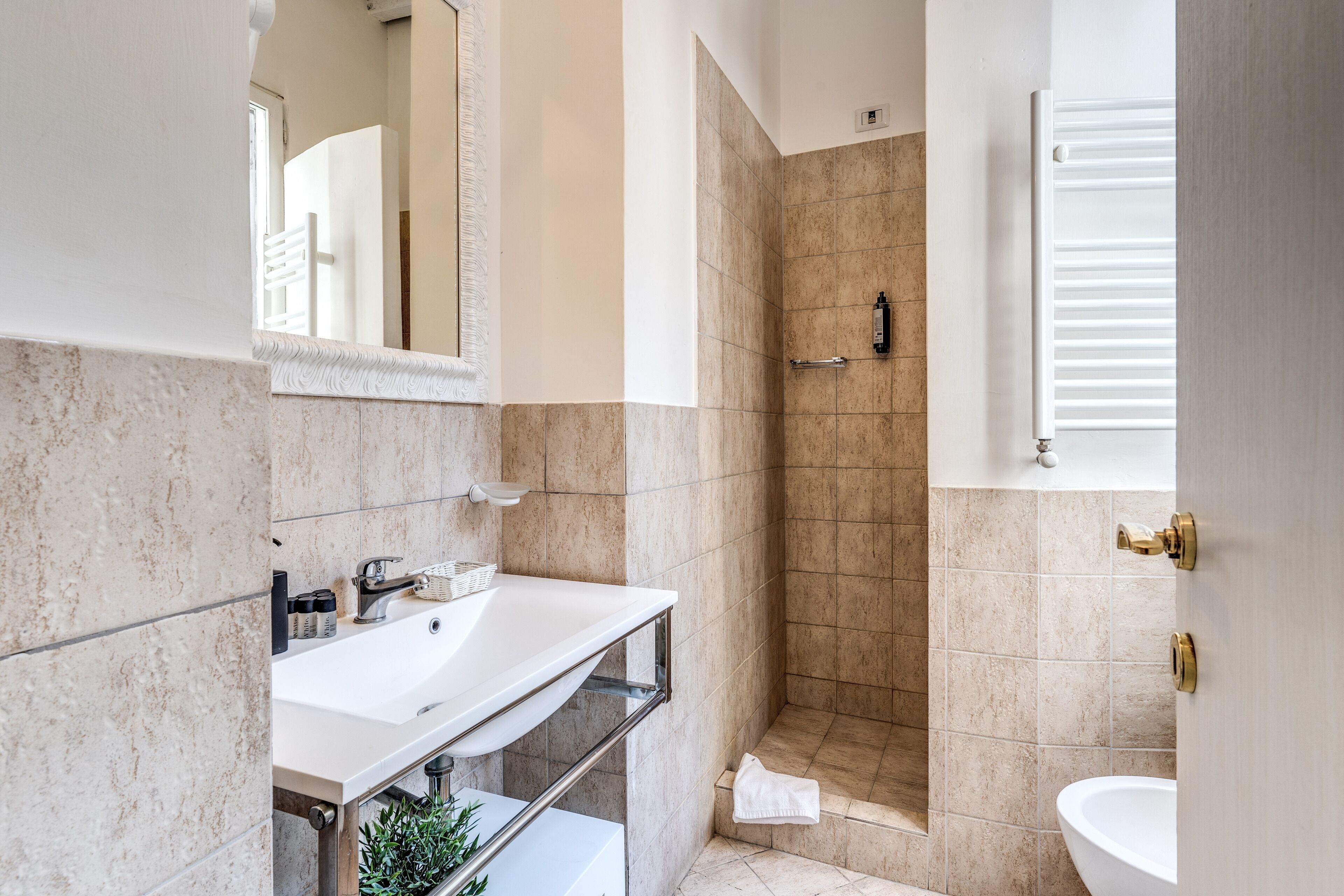 Photo - Magenta Deluxe Cancello