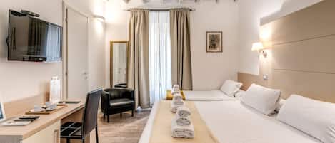 Tripla Deluxe | Una scrivania, Wi-Fi gratuito, lenzuola