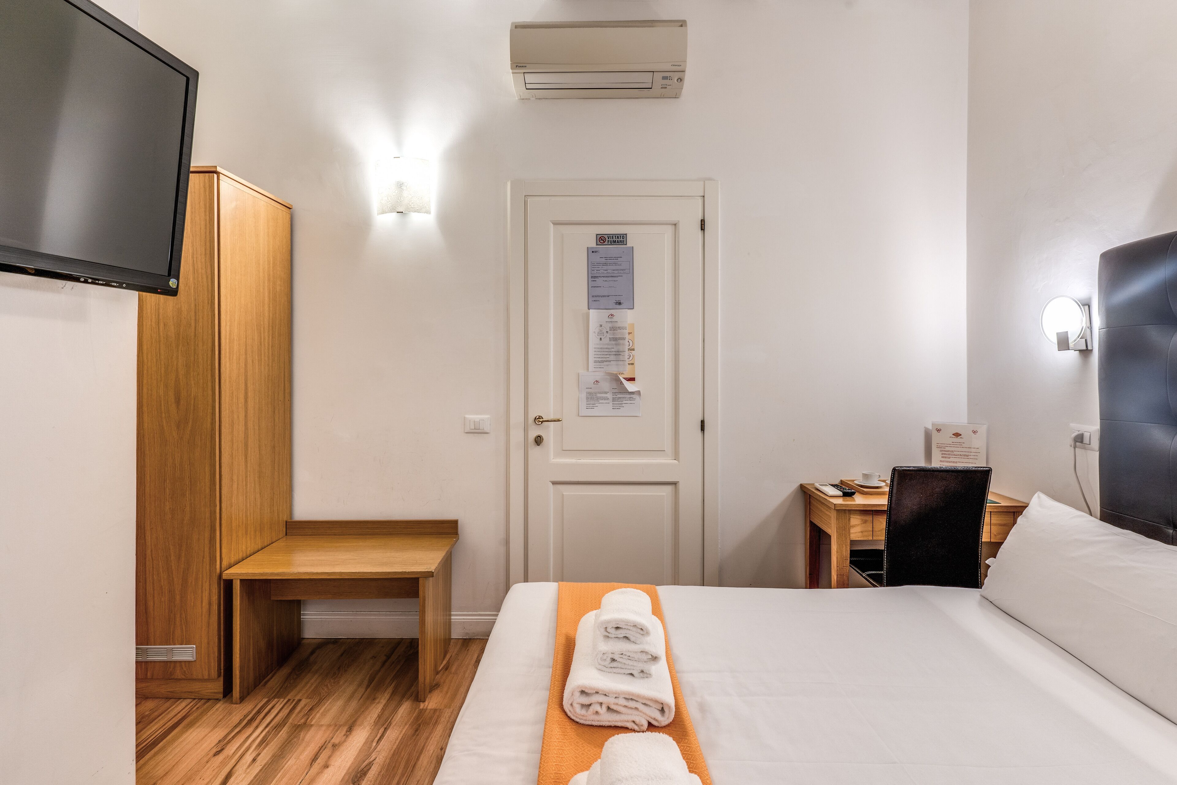 Photo - Magenta Deluxe Cancello