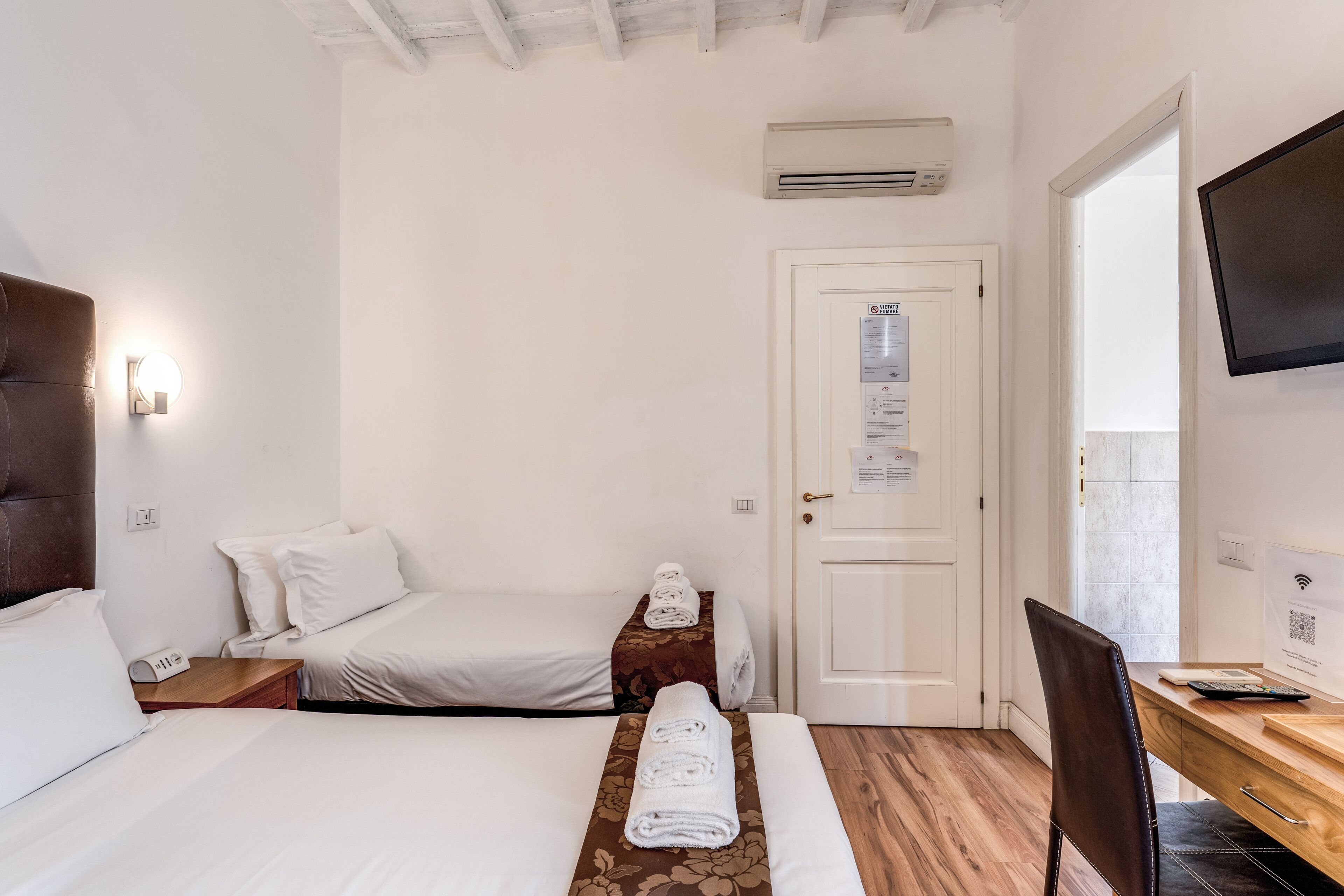 Photo - Magenta Deluxe Cancello