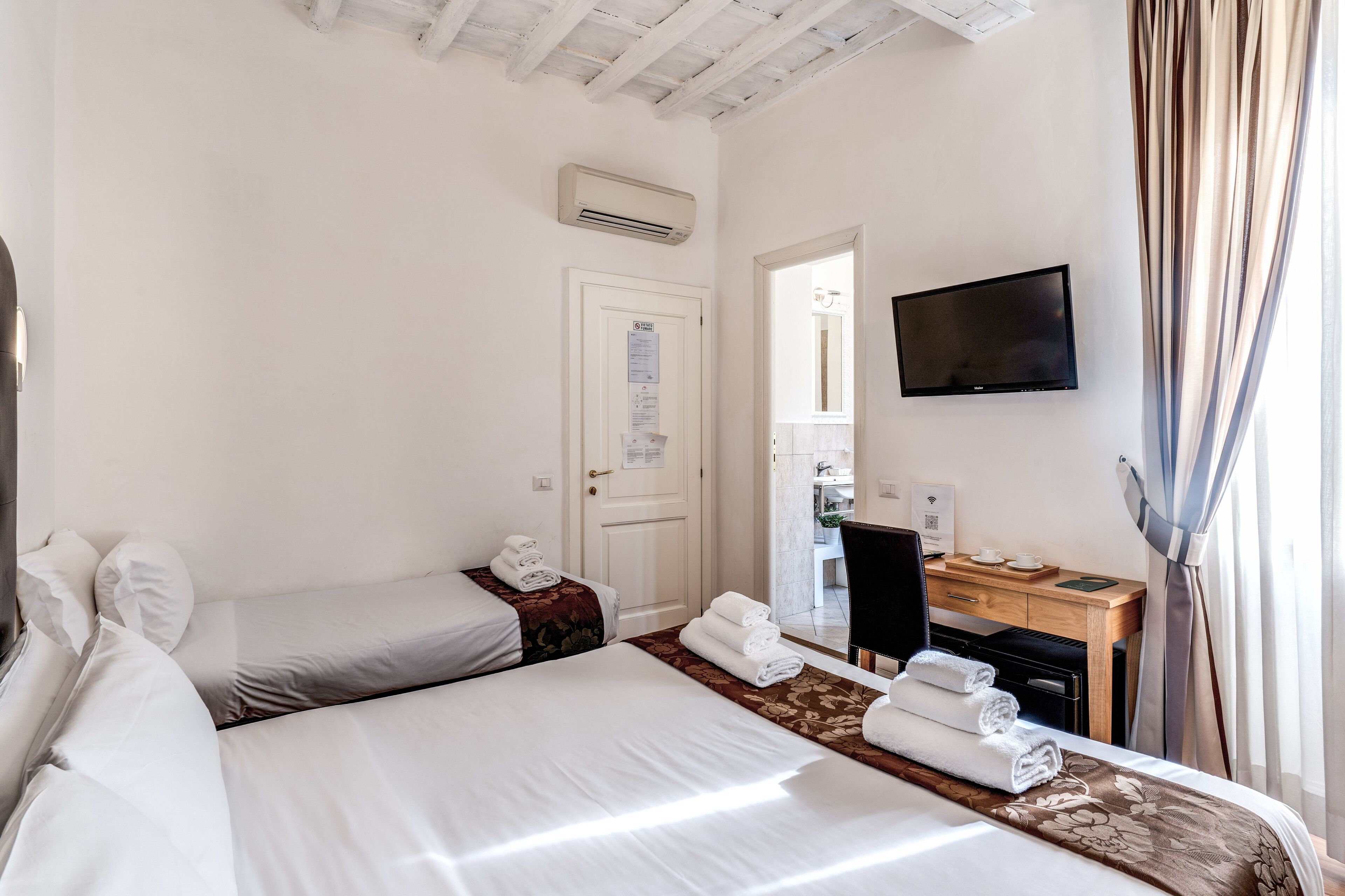 Photo - Magenta Deluxe Cancello