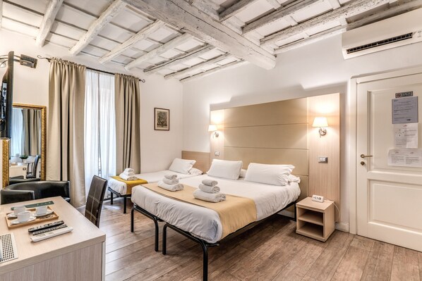 غرفة ديلوكس ثلاثية | مكتب وواي فاي مجانًا وملاءات أسرّة