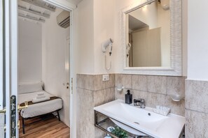 Deluxe Triple Room | Bathroom | Free toiletries, hair dryer, bidet, towels - Magenta Collection Cancello (Rome)