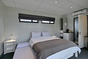 ファミリー ルーム | デスク、ノートパソコン用作業スペース、ベッドシーツ