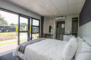 Double Room | Desk, laptop workspace, bed sheets - SleepOver Phabeni Gate (Mbombela)