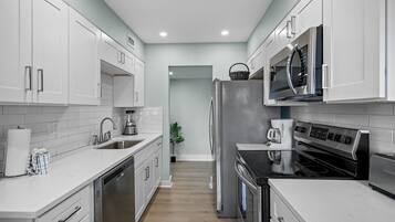 Réfrigérateur, micro-ondes, four, plaque de cuisson