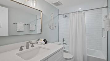 Ensemble douche/baignoire, serviettes fournies