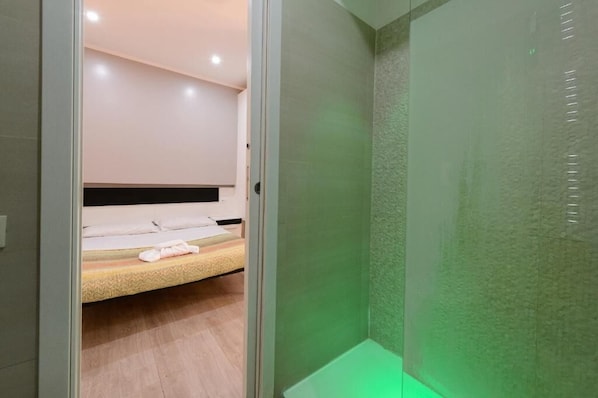 Economy Quadruple Room | Bathroom
