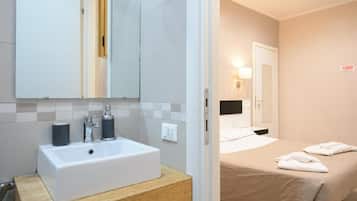 Camera Economy con letto matrimoniale o 2 letti singoli | Bagno | Set di cortesia gratuito, asciugacapelli, bidet, asciugamani