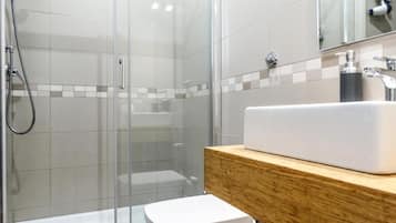 Camera Economy con letto matrimoniale o 2 letti singoli | Bagno | Set di cortesia gratuito, asciugacapelli, bidet, asciugamani