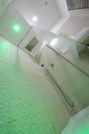 Economy Triple Room | Bathroom