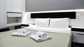 エコノミー 4 人部屋 | WiFi (無料)、ベッドシーツ