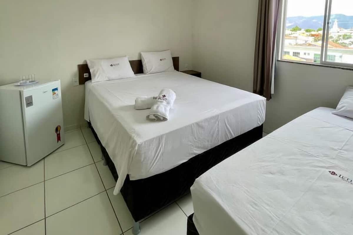 Habitació amb dos llits individuals Deluxe, 2 llits individuals | Escriptori i wifi gratuïta