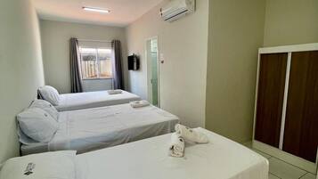 Deluxe driepersoonskamer, 1 slaapkamer | Een bureau, gratis wifi