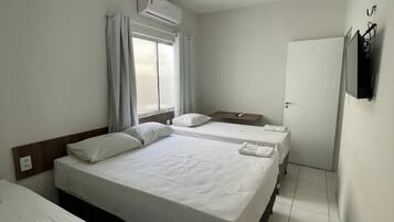 Deluxe Triple Room, 1 Bedroom | Desk, free WiFi