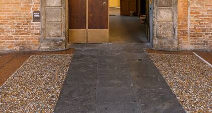 Santo Stefano Elegant Apartment by Wonderful Italy