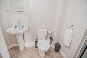 Douche, sĂšche-cheveux, serviettes fournies, shampoing