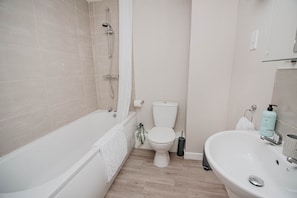 Shower, hair dryer, towels, shampoo - Modern 2 Bedroom 2 Bathroom Scenic Views Apartment (Armthorpe)