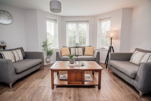 Modern 2 Bedroom 2 Bathroom Scenic Views Apartment