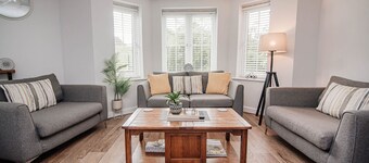 Modern 2 Bedroom 2 Bathroom Scenic Views Apartment