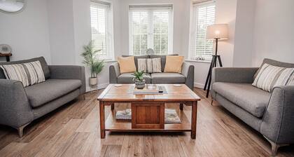 Modern 2 Bedroom 2 Bathroom Scenic Views Apartment