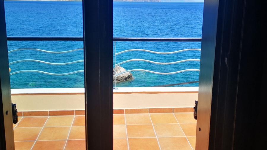 Hotel On The Rocks