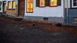 Un bâtiment traditionnel à colombages, doté de nombreuses fenêtres et d’une porte en bois.