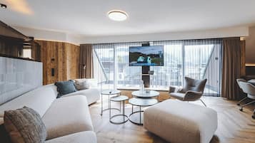 Suite Deluxe, 4 camere da letto, sauna | Area soggiorno | TV a schermo piatto 30 pollici con canali via cavo, TV