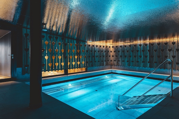 Una piscina cubierta