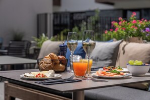Se ofrece un desayuno bufé (25 EUR por persona)