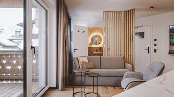 Un interior moderno con un sofá, una mesita y una silla.
