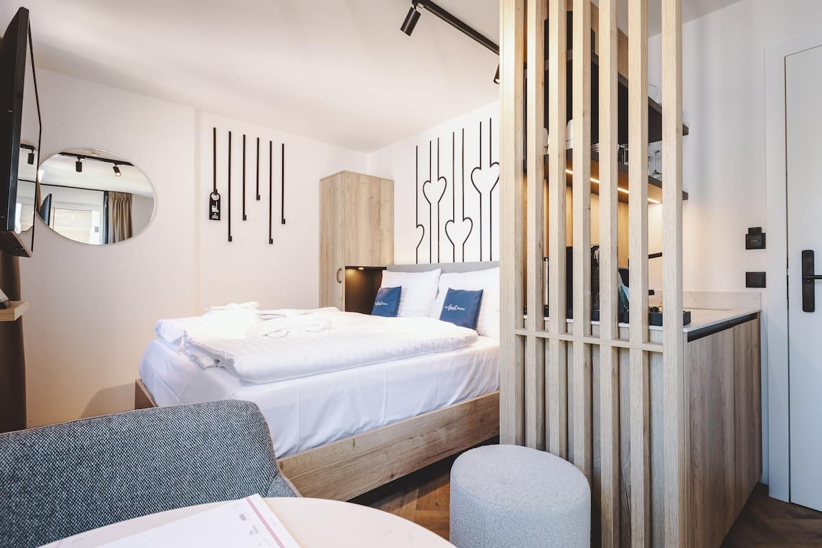 Un dormitorio moderno con una cama, un escritorio y un armario.