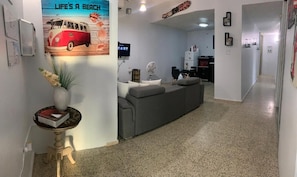 40-inch Smart TV with cable channels, TV, Netflix