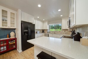 Jääkaappi, mikroaaltouuni, liesi, kahvin-/teenkeitin