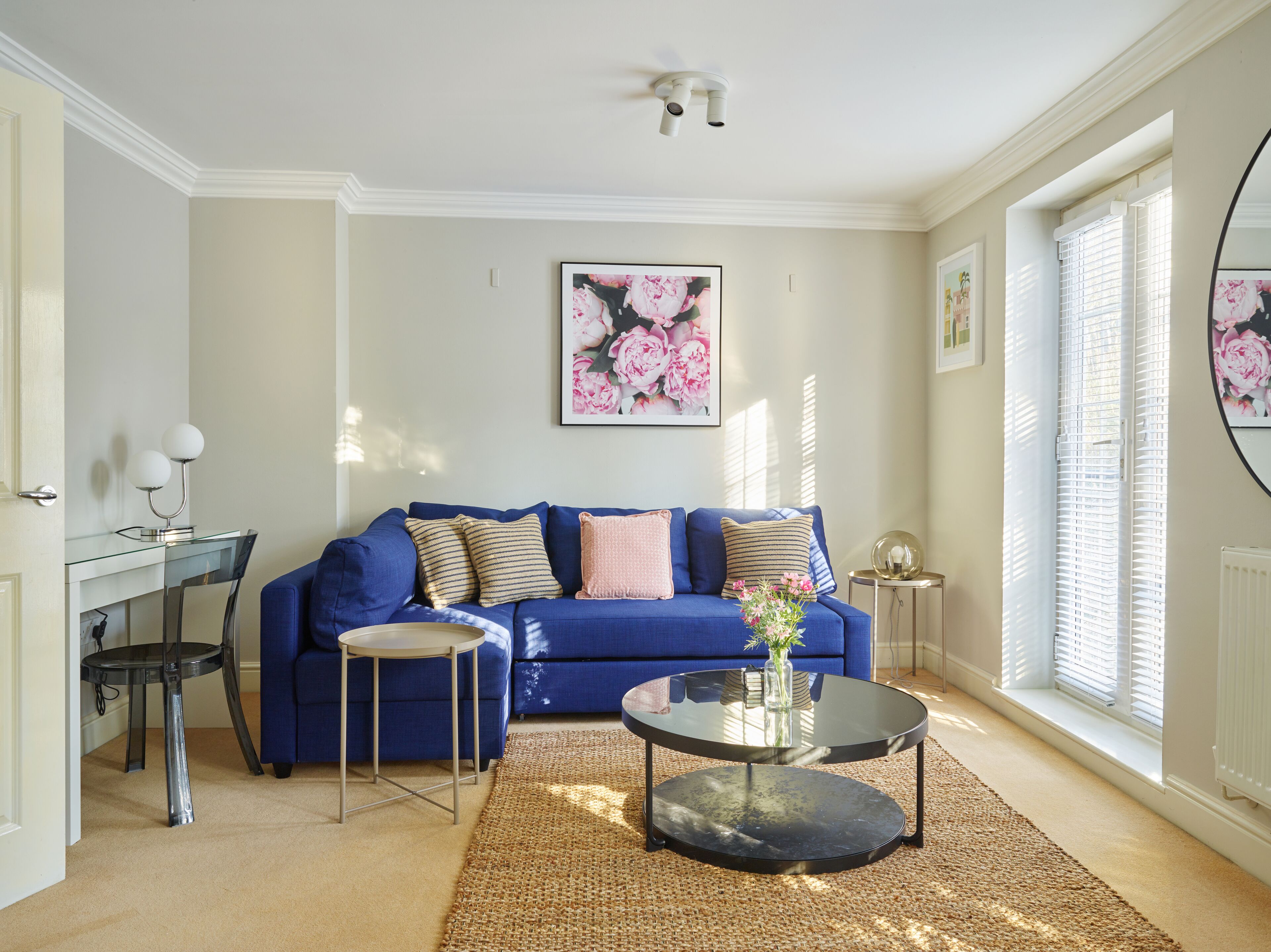 Casa clásica, 3 habitaciones | Área de sala de estar | Smart TV de 40 pulgadas con canales digitales y televisión 