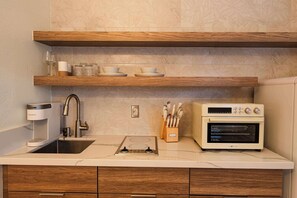 Réfrigérateur, four, batterie de cuisine, vaisselle et ustensiles