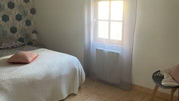 2 slaapkamers, een strijkplank/strijkijzer, reisbedje, gratis wifi