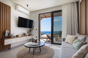 Deluxe-huvila, 3 makuuhuonetta, yksityinen uima-allas, merinäköala | Oleskelualue | 32–tuumainen äly-TV, jossa satelliittikanavat