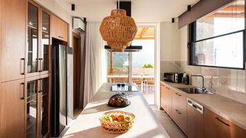 Vila Mewah, kolam renang pribadi, pemandangan laut | Dapur pribadi | Lemari es besar, microwave, oven, dan kompor