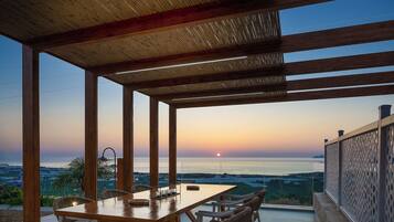 Deluxe Villa, 3 Bedrooms, Private Pool, Sea View | Dining room