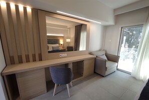 Minibar, individually furnished, desk, blackout drapes - O Paradise Beach Resort & Spa (Eretria)